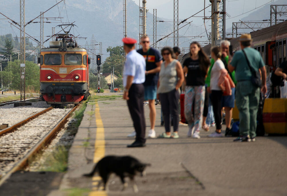 <p>Predstavnik ove grupe zaposlenih ŽICG Andrej Kaluđerović je naglasio da je sastanak kojem će da prisustvuje menadžment ŽICG, dva reprezentativna sindikata te kompanije, predstavnik Ministarstva saobraćaja, predsjednik Odbora direktora, jedina solucija da se obustava prometa zaustavi</p>