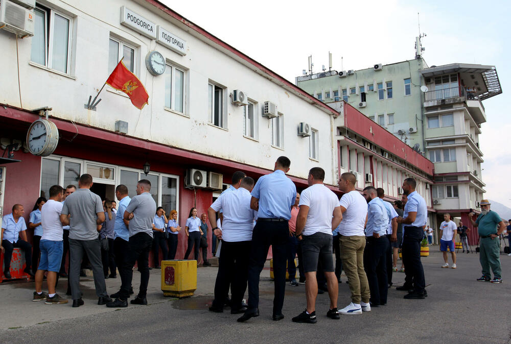 <p>Predstavnik ove grupe zaposlenih ŽICG Andrej Kaluđerović je naglasio da je sastanak kojem će da prisustvuje menadžment ŽICG, dva reprezentativna sindikata te kompanije, predstavnik Ministarstva saobraćaja, predsjednik Odbora direktora, jedina solucija da se obustava prometa zaustavi</p>