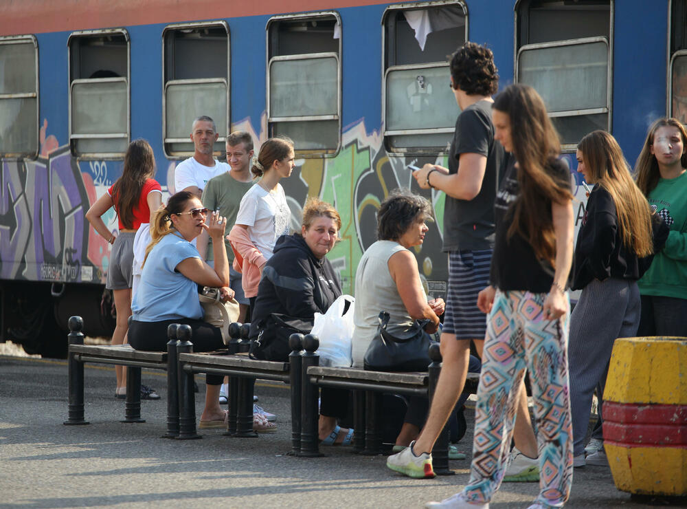 <p>Predstavnik ove grupe zaposlenih ŽICG Andrej Kaluđerović je naglasio da je sastanak kojem će da prisustvuje menadžment ŽICG, dva reprezentativna sindikata te kompanije, predstavnik Ministarstva saobraćaja, predsjednik Odbora direktora, jedina solucija da se obustava prometa zaustavi</p>