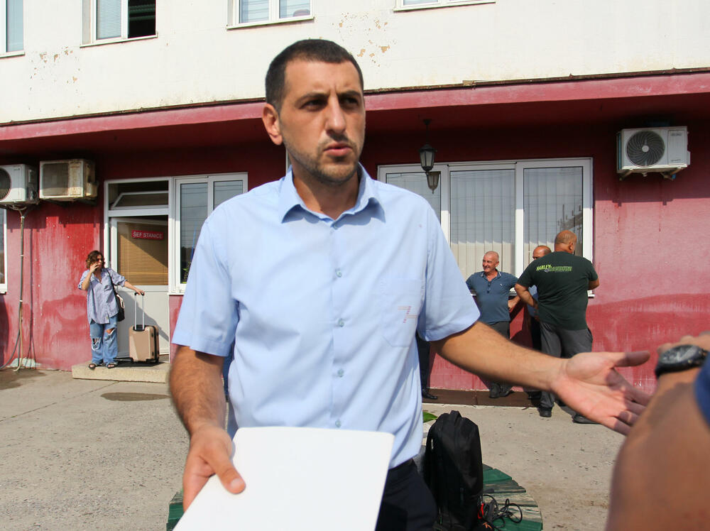 <p>Predstavnik ove grupe zaposlenih ŽICG Andrej Kaluđerović je naglasio da je sastanak kojem će da prisustvuje menadžment ŽICG, dva reprezentativna sindikata te kompanije, predstavnik Ministarstva saobraćaja, predsjednik Odbora direktora, jedina solucija da se obustava prometa zaustavi</p>