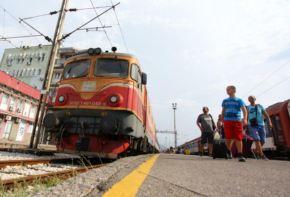 <p>Predstavnik ove grupe zaposlenih ŽICG Andrej Kaluđerović je naglasio da je sastanak kojem će da prisustvuje menadžment ŽICG, dva reprezentativna sindikata te kompanije, predstavnik Ministarstva saobraćaja, predsjednik Odbora direktora, jedina solucija da se obustava prometa zaustavi</p>