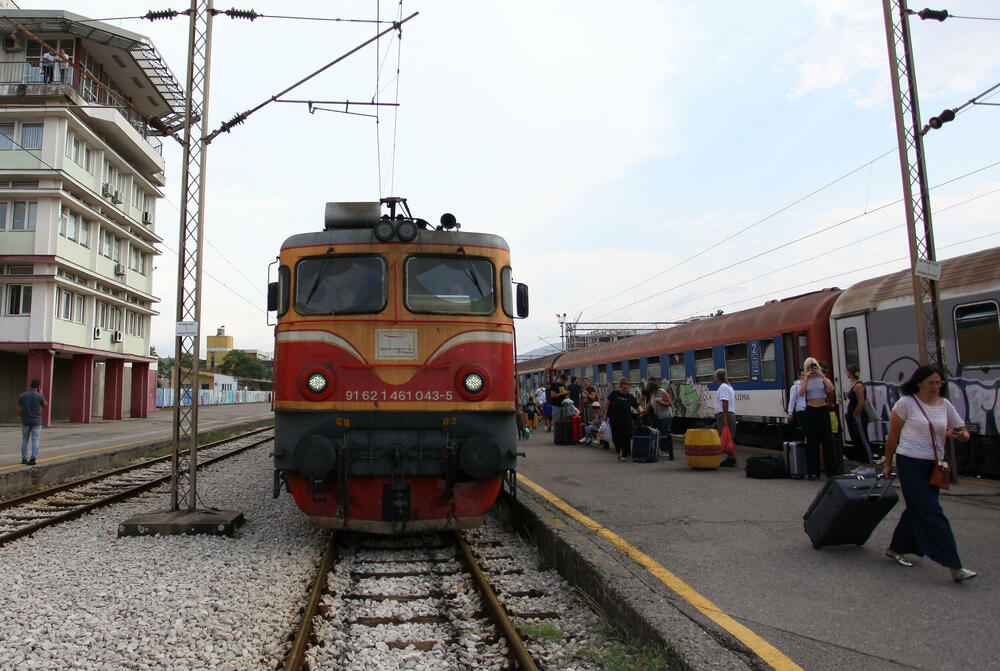 Obustava željezničkog prevoza: Putnici čija su vozila zarobljena u...