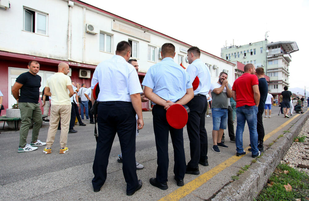 <p>Predstavnik ove grupe zaposlenih ŽICG Andrej Kaluđerović je naglasio da je sastanak kojem će da prisustvuje menadžment ŽICG, dva reprezentativna sindikata te kompanije, predstavnik Ministarstva saobraćaja, predsjednik Odbora direktora, jedina solucija da se obustava prometa zaustavi</p>