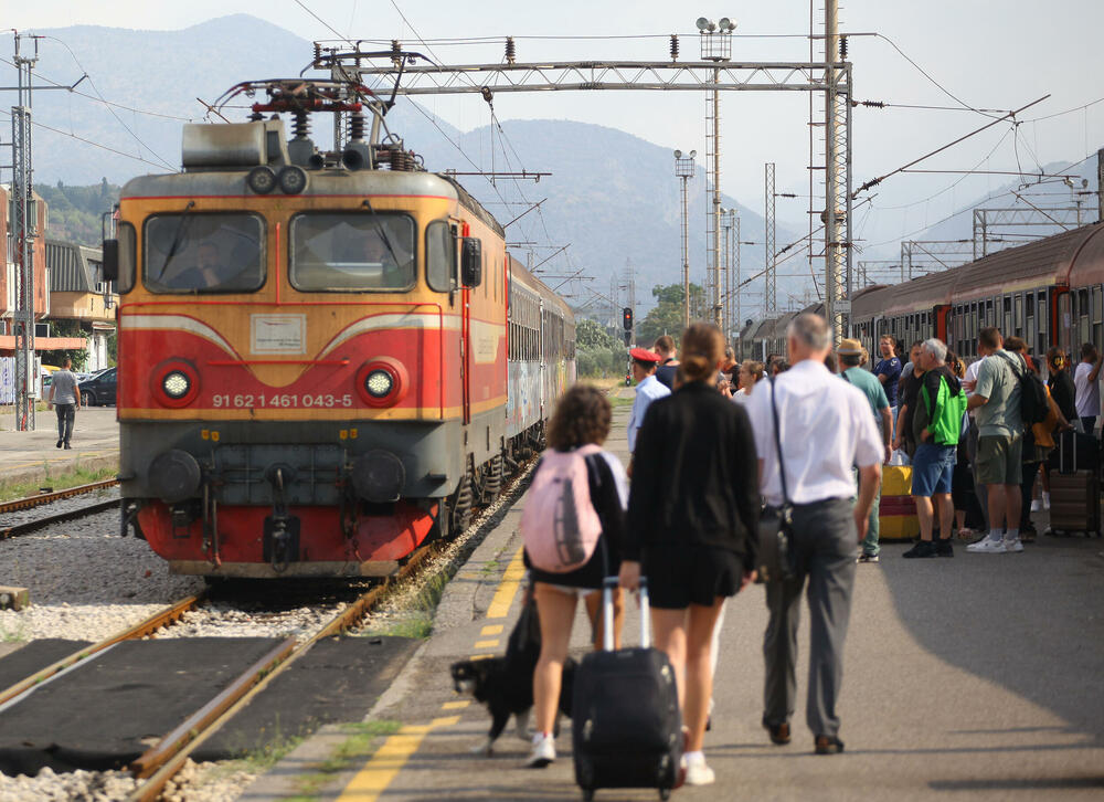 <p>Predstavnik ove grupe zaposlenih ŽICG Andrej Kaluđerović je naglasio da je sastanak kojem će da prisustvuje menadžment ŽICG, dva reprezentativna sindikata te kompanije, predstavnik Ministarstva saobraćaja, predsjednik Odbora direktora, jedina solucija da se obustava prometa zaustavi</p>