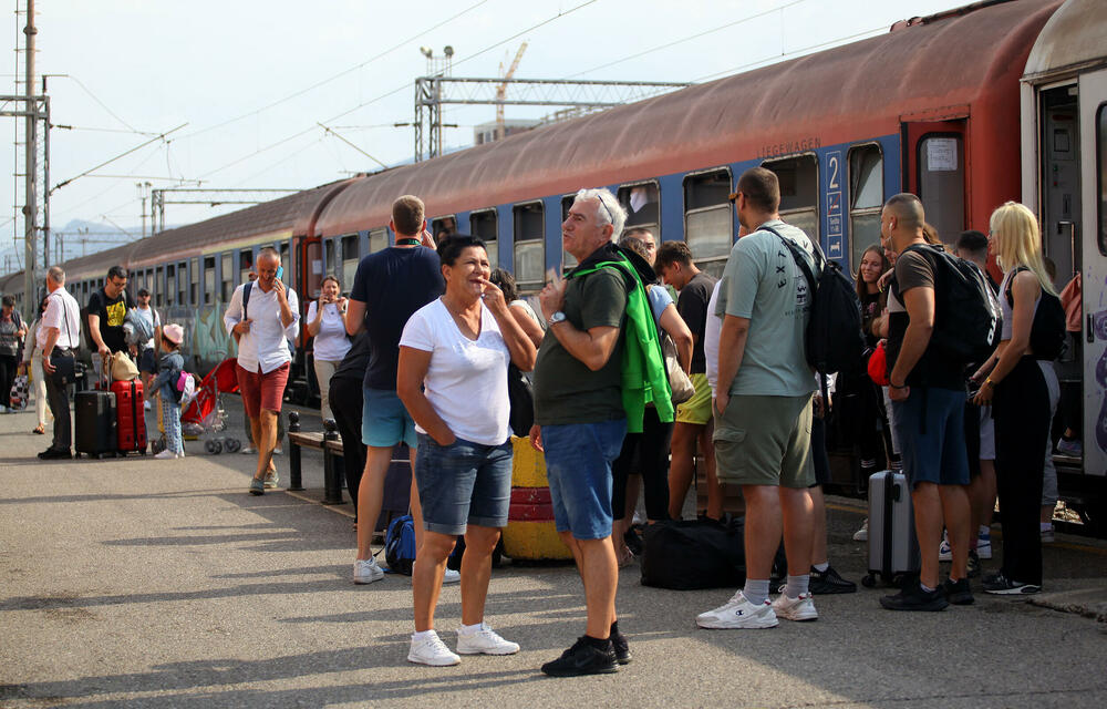 <p>Predstavnik ove grupe zaposlenih ŽICG Andrej Kaluđerović je naglasio da je sastanak kojem će da prisustvuje menadžment ŽICG, dva reprezentativna sindikata te kompanije, predstavnik Ministarstva saobraćaja, predsjednik Odbora direktora, jedina solucija da se obustava prometa zaustavi</p>