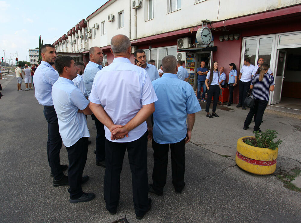 <p>Predstavnik ove grupe zaposlenih ŽICG Andrej Kaluđerović je naglasio da je sastanak kojem će da prisustvuje menadžment ŽICG, dva reprezentativna sindikata te kompanije, predstavnik Ministarstva saobraćaja, predsjednik Odbora direktora, jedina solucija da se obustava prometa zaustavi</p>