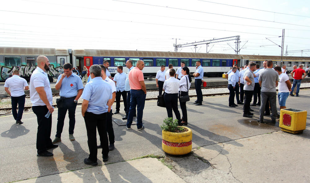 <p>Predstavnik ove grupe zaposlenih ŽICG Andrej Kaluđerović je naglasio da je sastanak kojem će da prisustvuje menadžment ŽICG, dva reprezentativna sindikata te kompanije, predstavnik Ministarstva saobraćaja, predsjednik Odbora direktora, jedina solucija da se obustava prometa zaustavi</p>