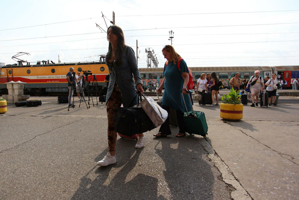 <p>Predstavnik ove grupe zaposlenih ŽICG Andrej Kaluđerović je naglasio da je sastanak kojem će da prisustvuje menadžment ŽICG, dva reprezentativna sindikata te kompanije, predstavnik Ministarstva saobraćaja, predsjednik Odbora direktora, jedina solucija da se obustava prometa zaustavi</p>