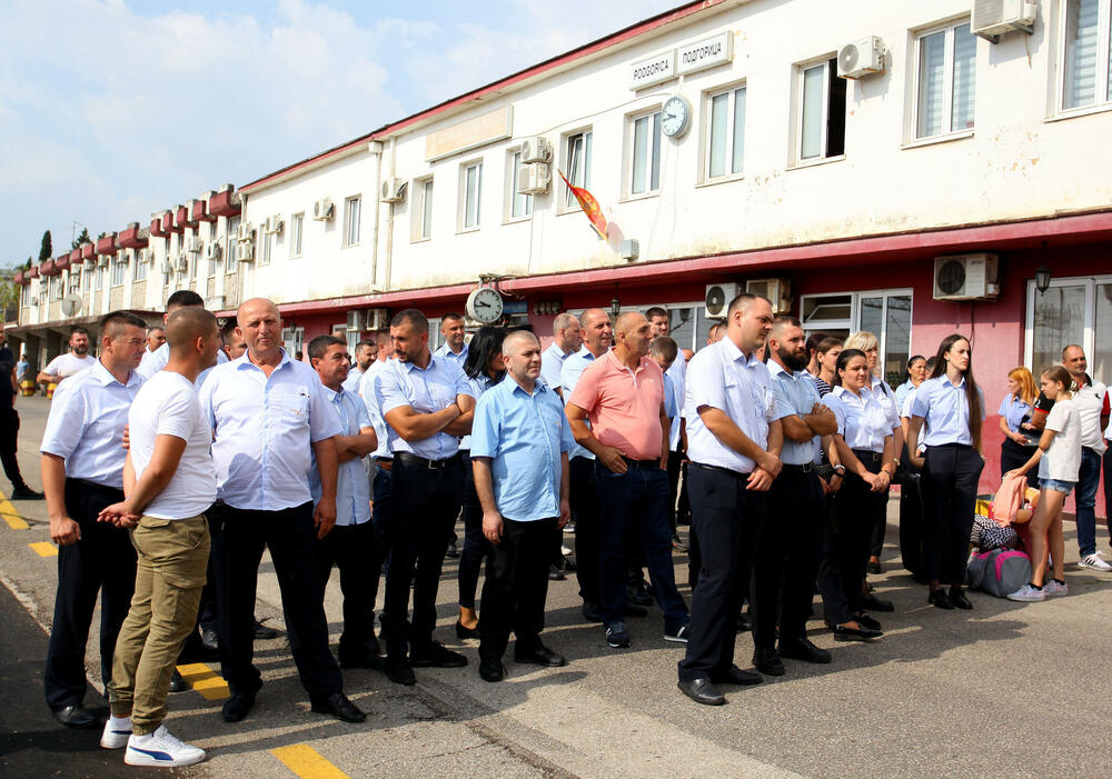 <p>Grupa od 85 radnika Željezničke infrastrukture obustavila željeznički saobraćaj širom Crne Gore dok ne dobiju veće plate. Iz državne kompanije tvrde da zaposleni prave diverzije i pozivaju ih na prekid blokade i razgovor</p>
