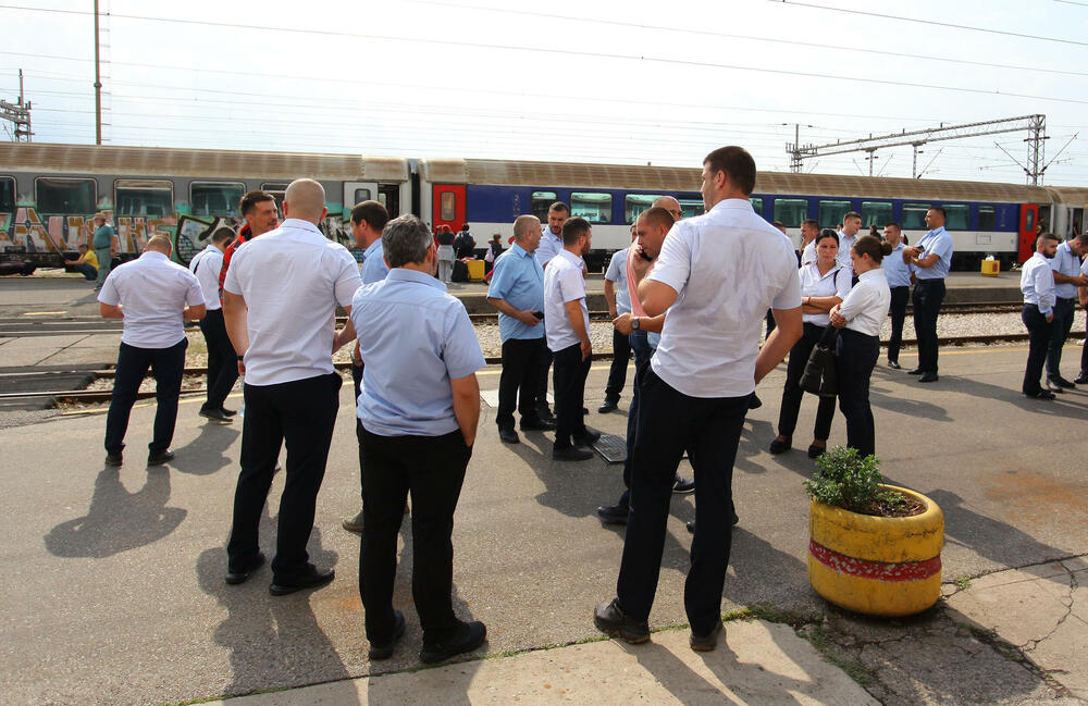 <p>Predstavnik ove grupe zaposlenih ŽICG Andrej Kaluđerović je naglasio da je sastanak kojem će da prisustvuje menadžment ŽICG, dva reprezentativna sindikata te kompanije, predstavnik Ministarstva saobraćaja, predsjednik Odbora direktora, jedina solucija da se obustava prometa zaustavi</p>