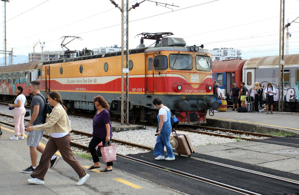 <p>Predstavnik ove grupe zaposlenih ŽICG Andrej Kaluđerović je naglasio da je sastanak kojem će da prisustvuje menadžment ŽICG, dva reprezentativna sindikata te kompanije, predstavnik Ministarstva saobraćaja, predsjednik Odbora direktora, jedina solucija da se obustava prometa zaustavi</p>