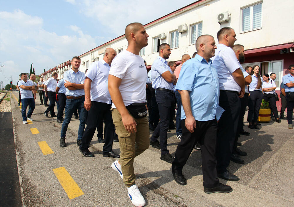 <p>Predstavnik ove grupe zaposlenih ŽICG Andrej Kaluđerović je naglasio da je sastanak kojem će da prisustvuje menadžment ŽICG, dva reprezentativna sindikata te kompanije, predstavnik Ministarstva saobraćaja, predsjednik Odbora direktora, jedina solucija da se obustava prometa zaustavi</p>