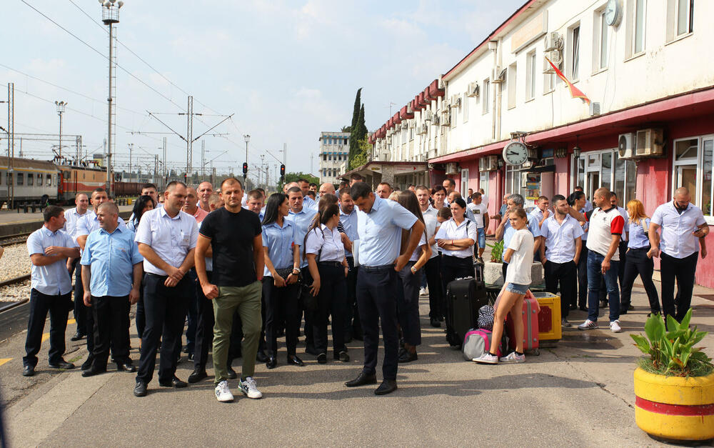 <p>Predstavnik ove grupe zaposlenih ŽICG Andrej Kaluđerović je naglasio da je sastanak kojem će da prisustvuje menadžment ŽICG, dva reprezentativna sindikata te kompanije, predstavnik Ministarstva saobraćaja, predsjednik Odbora direktora, jedina solucija da se obustava prometa zaustavi</p>