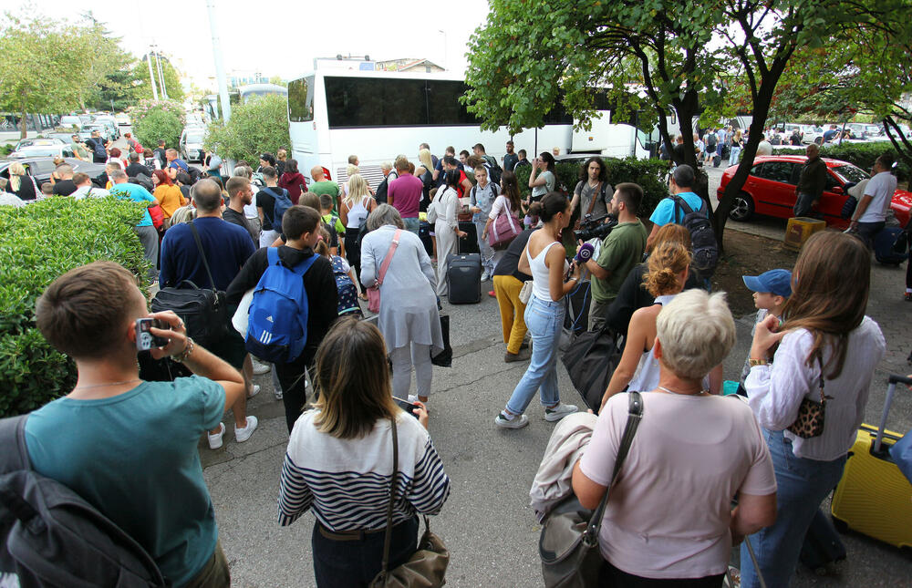 <p>Predstavnik ove grupe zaposlenih ŽICG Andrej Kaluđerović je naglasio da je sastanak kojem će da prisustvuje menadžment ŽICG, dva reprezentativna sindikata te kompanije, predstavnik Ministarstva saobraćaja, predsjednik Odbora direktora, jedina solucija da se obustava prometa zaustavi</p>