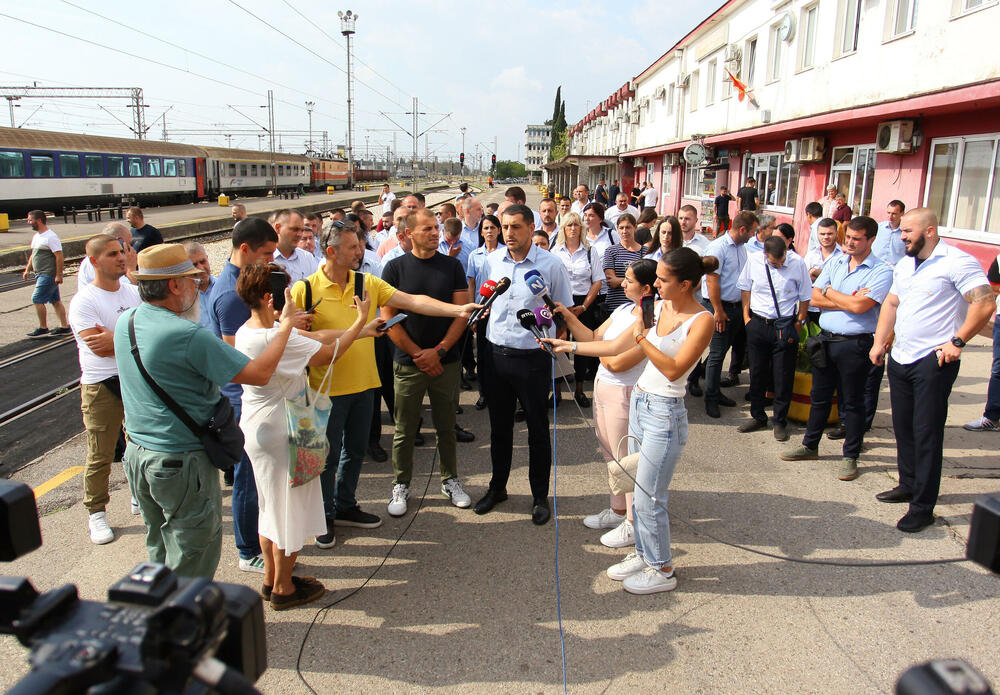 <p>Predstavnik ove grupe zaposlenih ŽICG Andrej Kaluđerović je naglasio da je sastanak kojem će da prisustvuje menadžment ŽICG, dva reprezentativna sindikata te kompanije, predstavnik Ministarstva saobraćaja, predsjednik Odbora direktora, jedina solucija da se obustava prometa zaustavi</p>