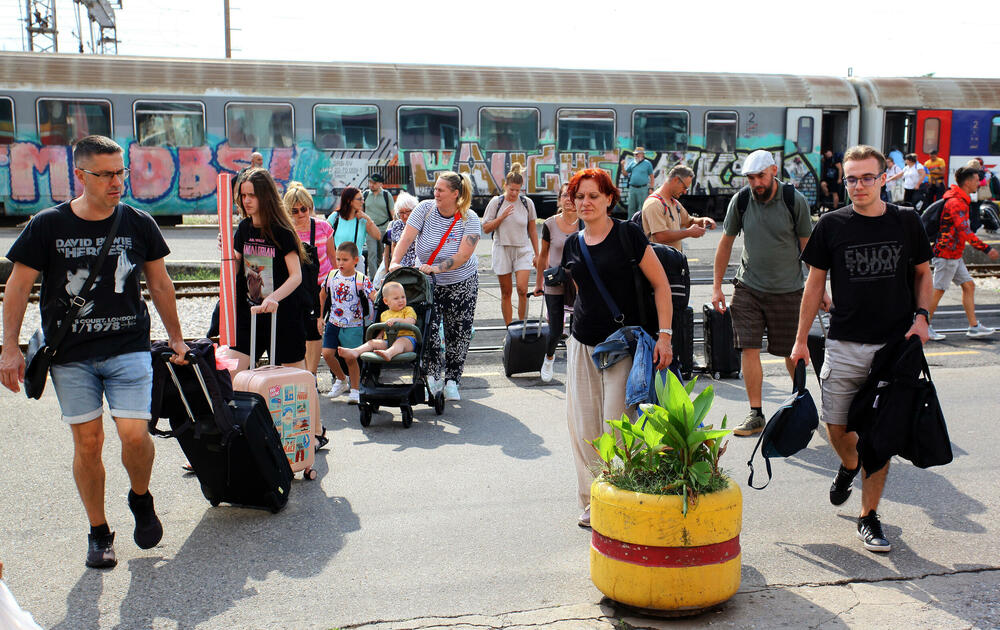 <p>Predstavnik ove grupe zaposlenih ŽICG Andrej Kaluđerović je naglasio da je sastanak kojem će da prisustvuje menadžment ŽICG, dva reprezentativna sindikata te kompanije, predstavnik Ministarstva saobraćaja, predsjednik Odbora direktora, jedina solucija da se obustava prometa zaustavi</p>