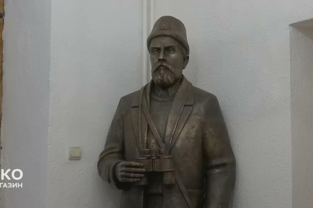 Spomenik Pavlu Đurišiću u konaku Manastiru Đurđevi stupovi, Foto: Screenshot/Youtube