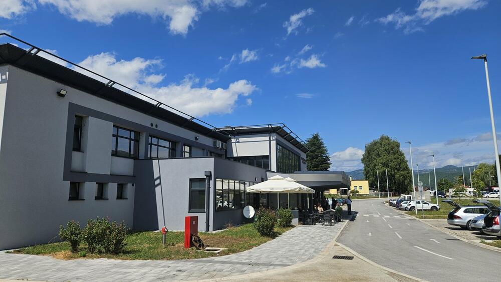 <p>Iz Željezničkog prevoza saopštili su da su, zbog prekida saobraćaja, organizovali autobuski prevoz kako bi putnici koji su kupili karte mogli da stignu do svojih odredišta i da će autobusi krenuti za pola sata prema Podgorici i Beogradu</p>