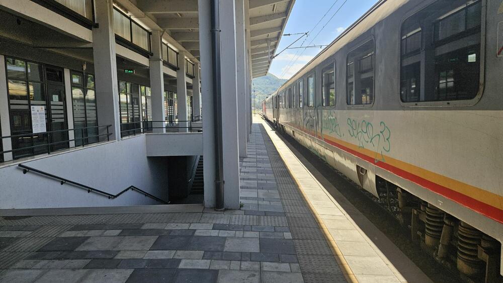 <p>Iz Željezničkog prevoza saopštili su da su, zbog prekida saobraćaja, organizovali autobuski prevoz kako bi putnici koji su kupili karte mogli da stignu do svojih odredišta i da će autobusi krenuti za pola sata prema Podgorici i Beogradu</p>