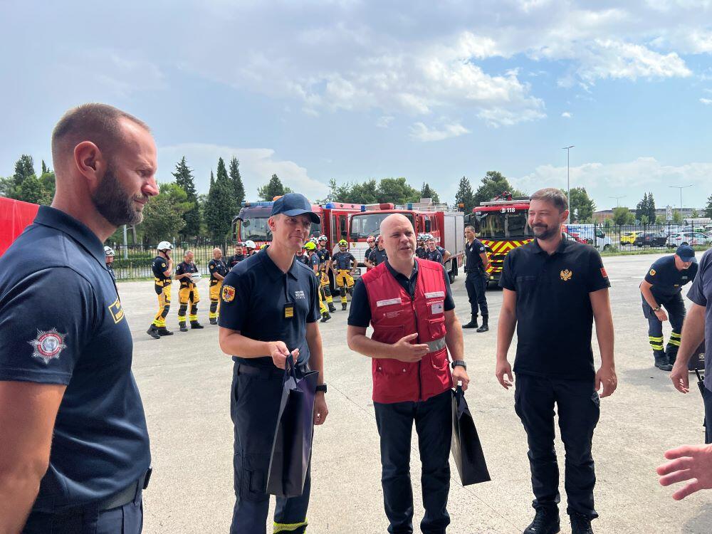 <p>Gradonačelnik Podgorice Saša Mujović vođama timova Austrije i Švajcarske, Robertu Gruberu i Martinu Jagiju, uručio zahvalnice za veliki doprinos i pruženu ruku u nevolji</p>