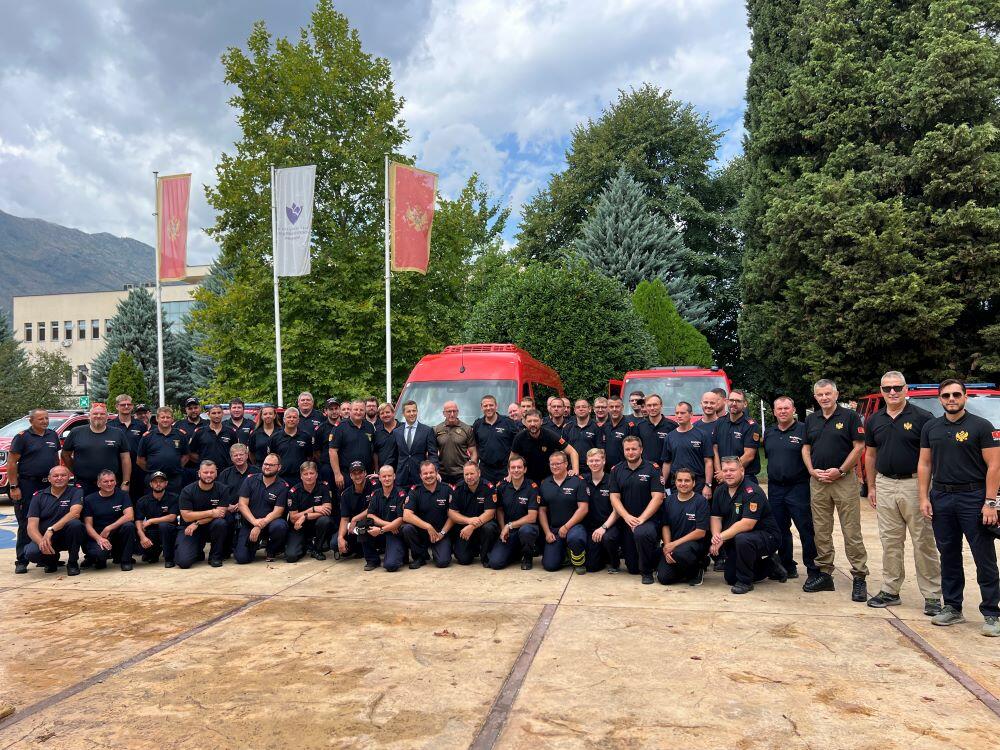 <p>Gradonačelnik Podgorice Saša Mujović vođama timova Austrije i Švajcarske, Robertu Gruberu i Martinu Jagiju, uručio zahvalnice za veliki doprinos i pruženu ruku u nevolji</p>
