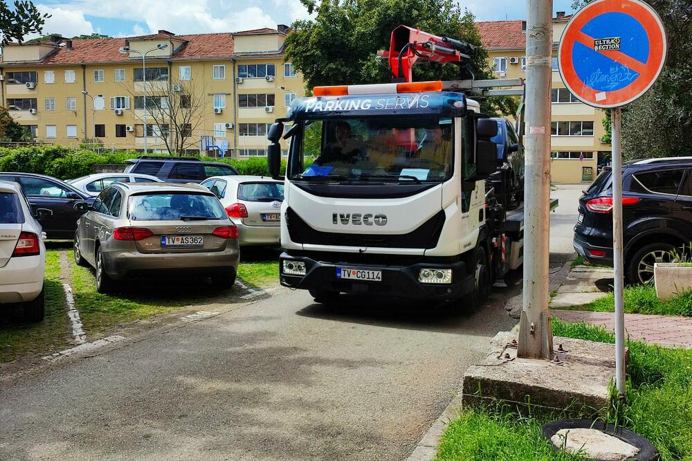 Sa jednog od tivatskih parkionga, Foto: Siniša Luković
