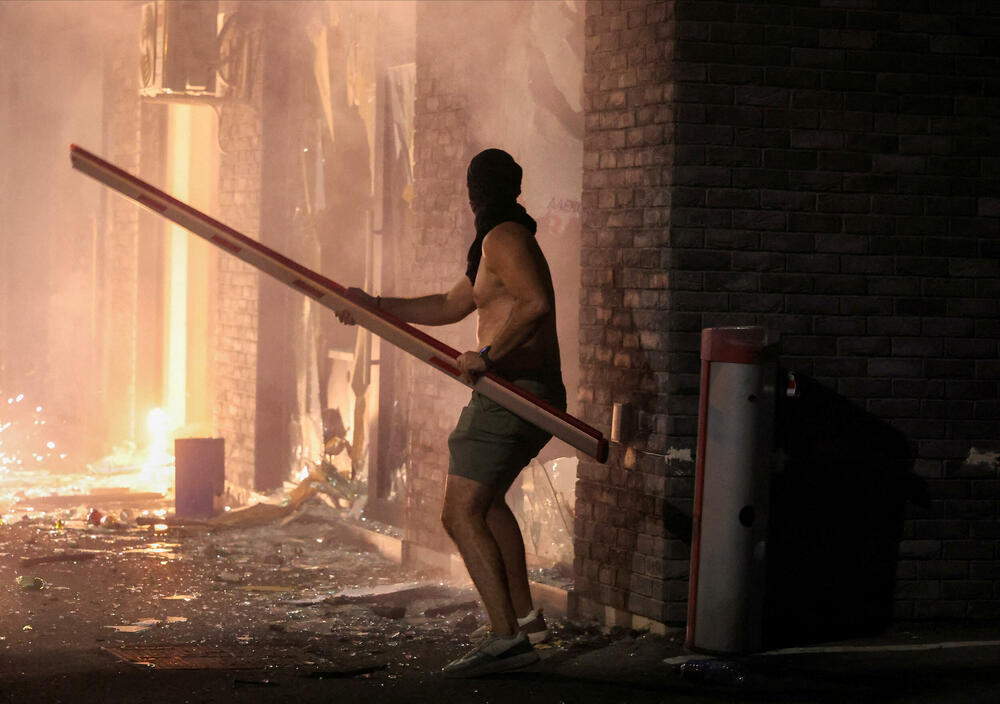 Antivladini demonstranti su demolirali sjedište SNS-a u Valjevu 16. avgusta