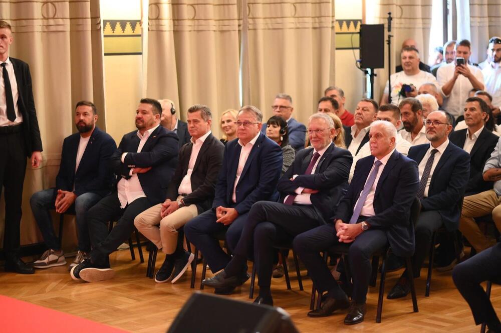 <p>Djeci poručujem im da uživaju, da se druže, da budu istrajni u sportu, ali i da ne zaborave na obrazovanje, jer je ono najvažniji temelj njihove budućnosti, kazao je predsjednik Plazma Sportskih igara mladih Zdravko Marić</p>