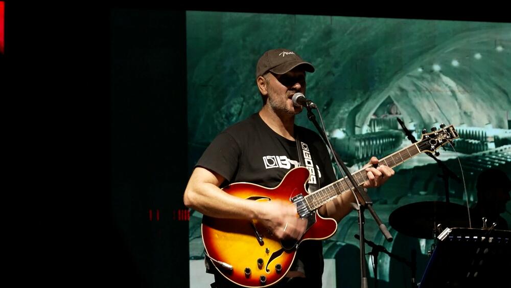 <p>Tokom posljednje festivalske večeri planirani nastupi nikšićkog benda Remake, pobjednika Bunt Rok festivala Paks, Magnifica, Vampira, repera Bruta, tandema Bigru i Paja, a za samu završnicu svoje autorsko stvaralaštvo će predstaviti Had</p>