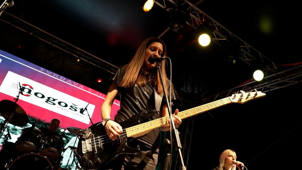 <p>Tokom posljednje festivalske večeri planirani nastupi nikšićkog benda Remake, pobjednika Bunt Rok festivala Paks, Magnifica, Vampira, repera Bruta, tandema Bigru i Paja, a za samu završnicu svoje autorsko stvaralaštvo će predstaviti Had</p>