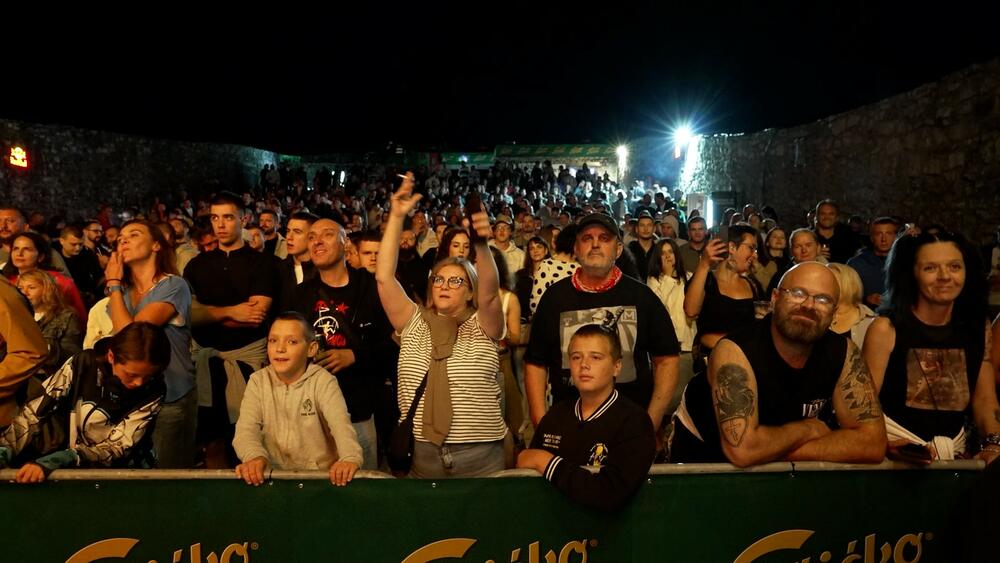 <p>Tokom posljednje festivalske večeri planirani nastupi nikšićkog benda Remake, pobjednika Bunt Rok festivala Paks, Magnifica, Vampira, repera Bruta, tandema Bigru i Paja, a za samu završnicu svoje autorsko stvaralaštvo će predstaviti Had</p>