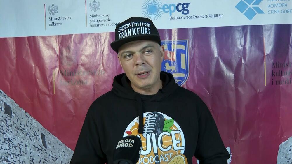 Đus nastupio prvi put