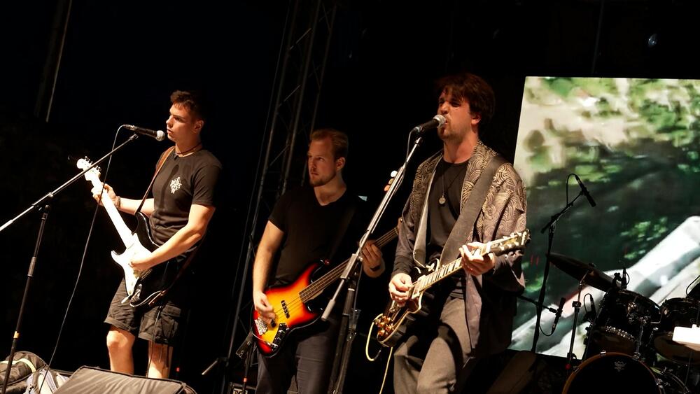 <p>Tokom posljednje festivalske večeri planirani nastupi nikšićkog benda Remake, pobjednika Bunt Rok festivala Paks, Magnifica, Vampira, repera Bruta, tandema Bigru i Paja, a za samu završnicu svoje autorsko stvaralaštvo će predstaviti Had</p>