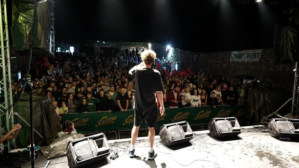 <p>Tokom posljednje festivalske večeri planirani nastupi nikšićkog benda Remake, pobjednika Bunt Rok festivala Paks, Magnifica, Vampira, repera Bruta, tandema Bigru i Paja, a za samu završnicu svoje autorsko stvaralaštvo će predstaviti Had</p>