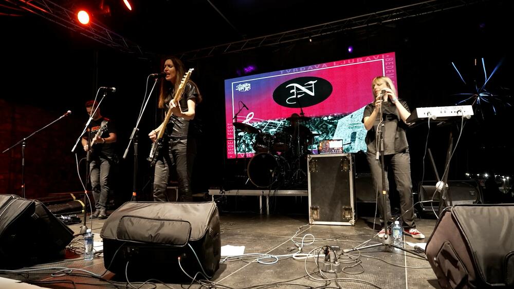 <p>Tokom posljednje festivalske večeri planirani nastupi nikšićkog benda Remake, pobjednika Bunt Rok festivala Paks, Magnifica, Vampira, repera Bruta, tandema Bigru i Paja, a za samu završnicu svoje autorsko stvaralaštvo će predstaviti Had</p>