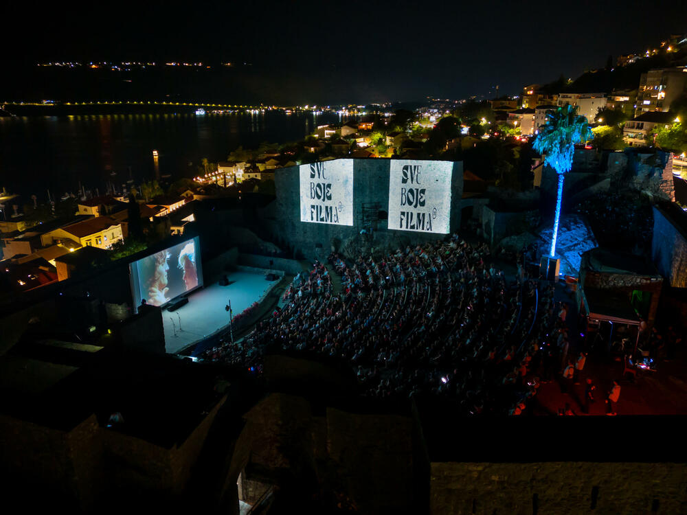 <p>Brojne filmske stvaraoce i ljubitelje sedme umjetnosti iz Crne Gore, regiona i šire, uoči otvaranja Filmskog festivala Herceg Novi - Montenegro Film Festivala, dočekalo je drugo izdanje crvenog tepiha, a prisutne je pozdravila Novljanka Dragana Dabović ističući da Herceg Novi nanovo potvrđuje svoj status filmskog grada</p>