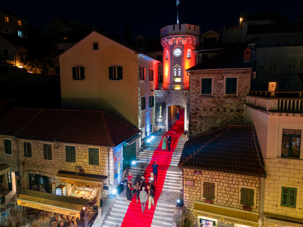 <p>Brojne filmske stvaraoce i ljubitelje sedme umjetnosti iz Crne Gore, regiona i šire, uoči otvaranja Filmskog festivala Herceg Novi - Montenegro Film Festivala, dočekalo je drugo izdanje crvenog tepiha, a prisutne je pozdravila Novljanka Dragana Dabović ističući da Herceg Novi nanovo potvrđuje svoj status filmskog grada</p>