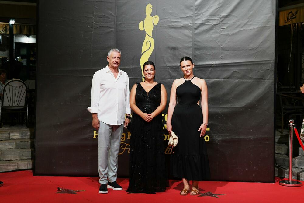 <p>Brojne filmske stvaraoce i ljubitelje sedme umjetnosti iz Crne Gore, regiona i šire, uoči otvaranja Filmskog festivala Herceg Novi - Montenegro Film Festivala, dočekalo je drugo izdanje crvenog tepiha, a prisutne je pozdravila Novljanka Dragana Dabović ističući da Herceg Novi nanovo potvrđuje svoj status filmskog grada</p>