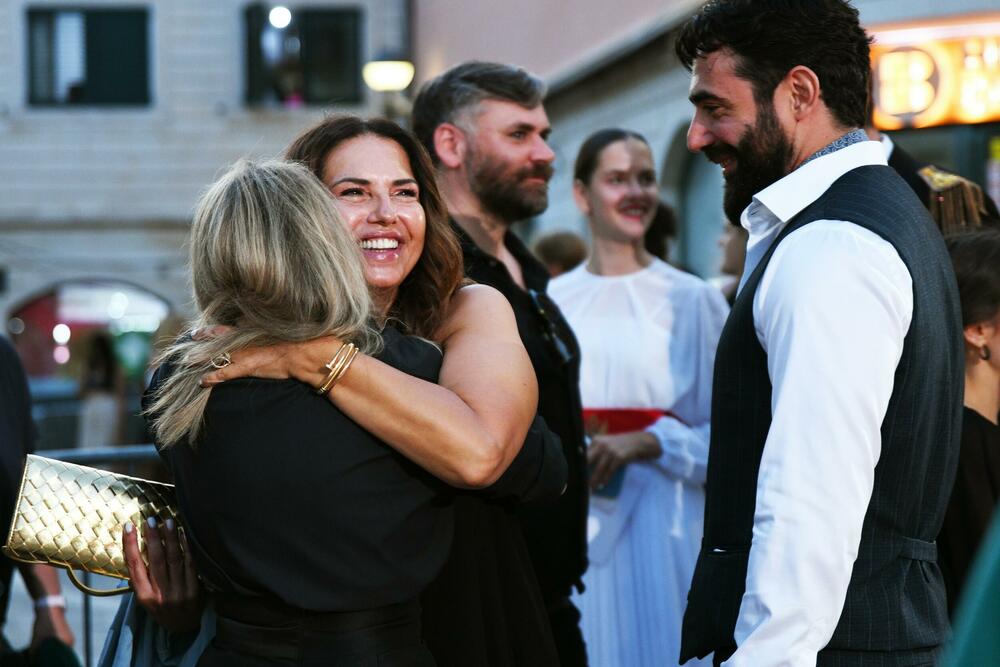 <p>Brojne filmske stvaraoce i ljubitelje sedme umjetnosti iz Crne Gore, regiona i šire, uoči otvaranja Filmskog festivala Herceg Novi - Montenegro Film Festivala, dočekalo je drugo izdanje crvenog tepiha, a prisutne je pozdravila Novljanka Dragana Dabović ističući da Herceg Novi nanovo potvrđuje svoj status filmskog grada</p>