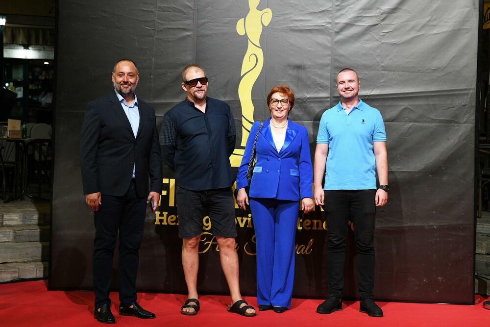 <p>Brojne filmske stvaraoce i ljubitelje sedme umjetnosti iz Crne Gore, regiona i šire, uoči otvaranja Filmskog festivala Herceg Novi - Montenegro Film Festivala, dočekalo je drugo izdanje crvenog tepiha, a prisutne je pozdravila Novljanka Dragana Dabović ističući da Herceg Novi nanovo potvrđuje svoj status filmskog grada</p>
