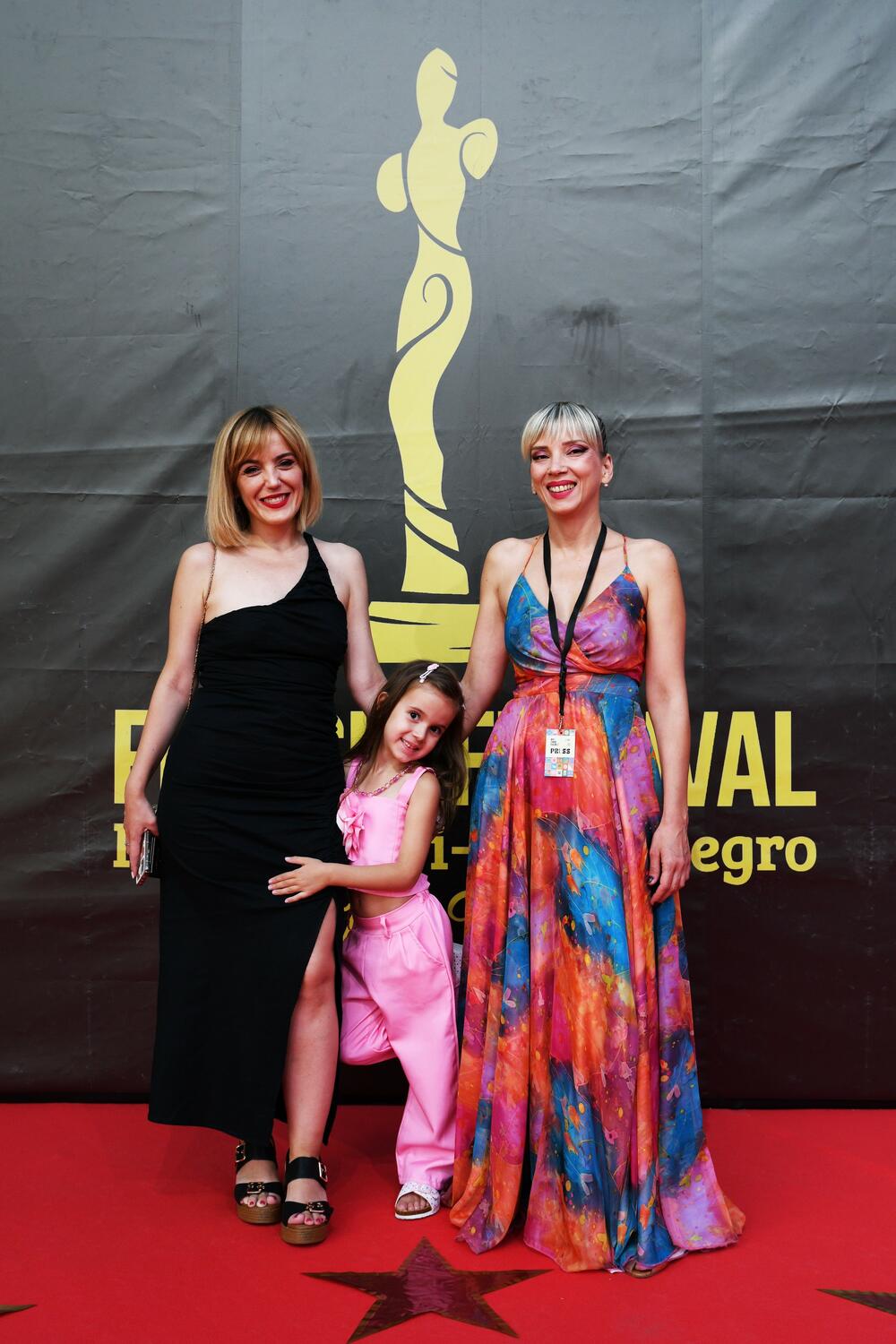 <p>Brojne filmske stvaraoce i ljubitelje sedme umjetnosti iz Crne Gore, regiona i šire, uoči otvaranja Filmskog festivala Herceg Novi - Montenegro Film Festivala, dočekalo je drugo izdanje crvenog tepiha, a prisutne je pozdravila Novljanka Dragana Dabović ističući da Herceg Novi nanovo potvrđuje svoj status filmskog grada</p>