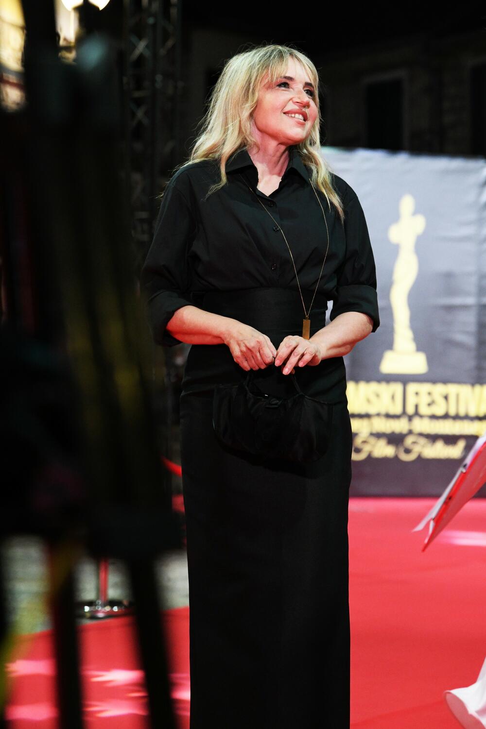 <p>Brojne filmske stvaraoce i ljubitelje sedme umjetnosti iz Crne Gore, regiona i šire, uoči otvaranja Filmskog festivala Herceg Novi - Montenegro Film Festivala, dočekalo je drugo izdanje crvenog tepiha, a prisutne je pozdravila Novljanka Dragana Dabović ističući da Herceg Novi nanovo potvrđuje svoj status filmskog grada</p>