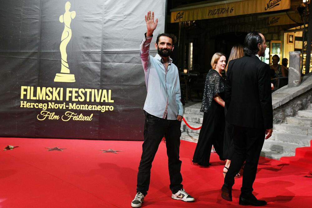 <p>Brojne filmske stvaraoce i ljubitelje sedme umjetnosti iz Crne Gore, regiona i šire, uoči otvaranja Filmskog festivala Herceg Novi - Montenegro Film Festivala, dočekalo je drugo izdanje crvenog tepiha, a prisutne je pozdravila Novljanka Dragana Dabović ističući da Herceg Novi nanovo potvrđuje svoj status filmskog grada</p>