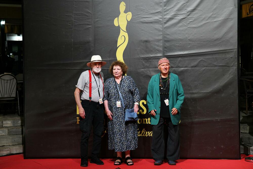 <p>Brojne filmske stvaraoce i ljubitelje sedme umjetnosti iz Crne Gore, regiona i šire, uoči otvaranja Filmskog festivala Herceg Novi - Montenegro Film Festivala, dočekalo je drugo izdanje crvenog tepiha, a prisutne je pozdravila Novljanka Dragana Dabović ističući da Herceg Novi nanovo potvrđuje svoj status filmskog grada</p>