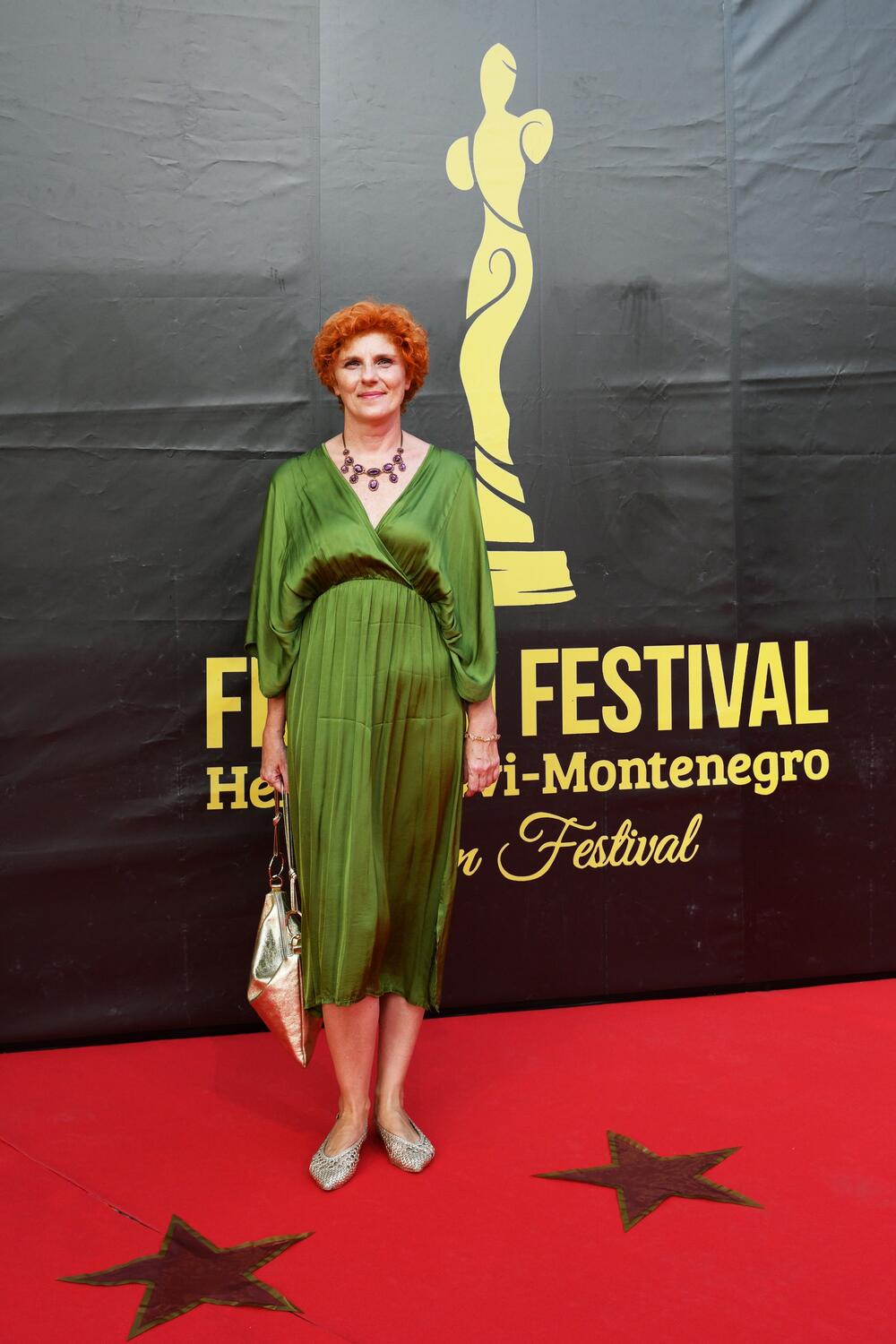 <p>Brojne filmske stvaraoce i ljubitelje sedme umjetnosti iz Crne Gore, regiona i šire, uoči otvaranja Filmskog festivala Herceg Novi - Montenegro Film Festivala, dočekalo je drugo izdanje crvenog tepiha, a prisutne je pozdravila Novljanka Dragana Dabović ističući da Herceg Novi nanovo potvrđuje svoj status filmskog grada</p>