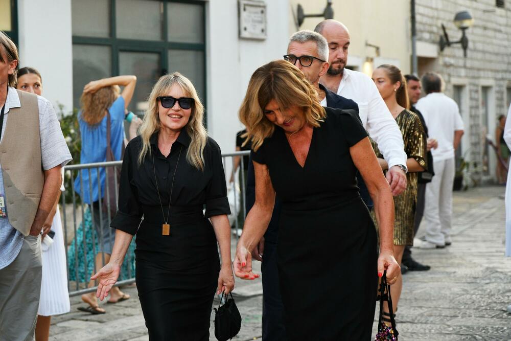 <p>Brojne filmske stvaraoce i ljubitelje sedme umjetnosti iz Crne Gore, regiona i šire, uoči otvaranja Filmskog festivala Herceg Novi - Montenegro Film Festivala, dočekalo je drugo izdanje crvenog tepiha, a prisutne je pozdravila Novljanka Dragana Dabović ističući da Herceg Novi nanovo potvrđuje svoj status filmskog grada</p>