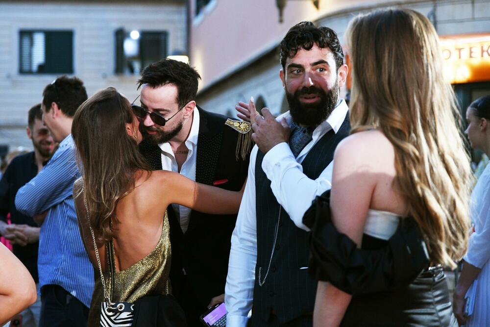 <p>Brojne filmske stvaraoce i ljubitelje sedme umjetnosti iz Crne Gore, regiona i šire, uoči otvaranja Filmskog festivala Herceg Novi - Montenegro Film Festivala, dočekalo je drugo izdanje crvenog tepiha, a prisutne je pozdravila Novljanka Dragana Dabović ističući da Herceg Novi nanovo potvrđuje svoj status filmskog grada</p>