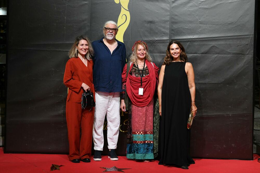 <p>Brojne filmske stvaraoce i ljubitelje sedme umjetnosti iz Crne Gore, regiona i šire, uoči otvaranja Filmskog festivala Herceg Novi - Montenegro Film Festivala, dočekalo je drugo izdanje crvenog tepiha, a prisutne je pozdravila Novljanka Dragana Dabović ističući da Herceg Novi nanovo potvrđuje svoj status filmskog grada</p>