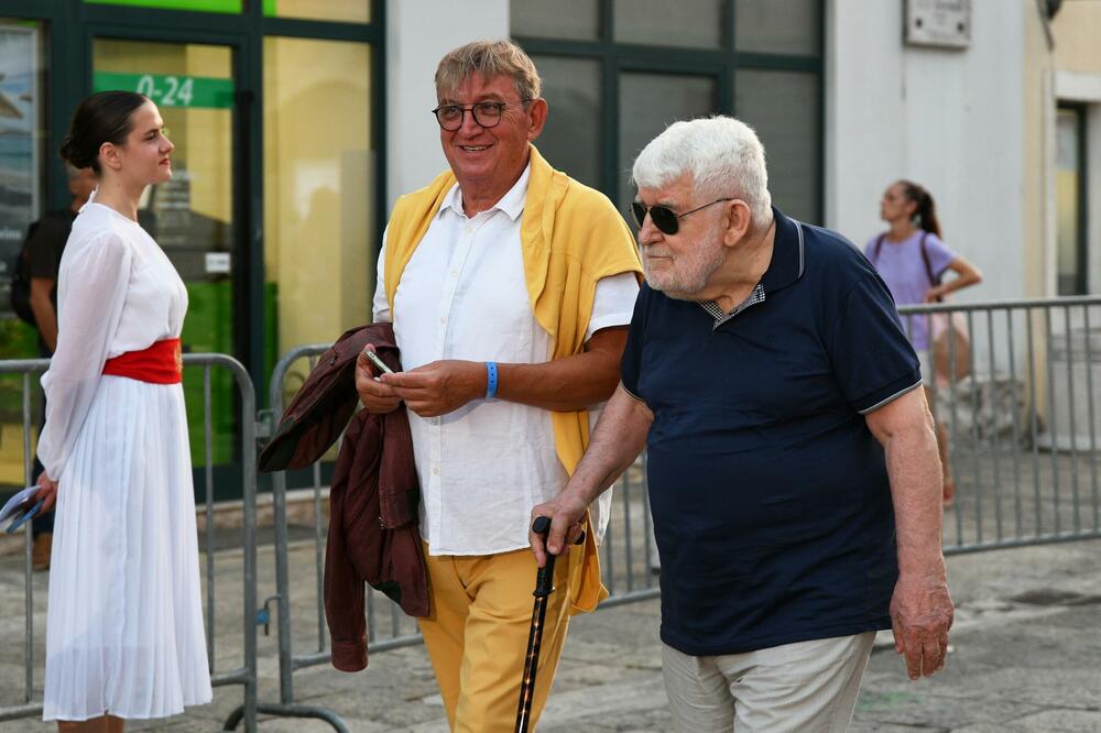 <p>Brojne filmske stvaraoce i ljubitelje sedme umjetnosti iz Crne Gore, regiona i šire, uoči otvaranja Filmskog festivala Herceg Novi - Montenegro Film Festivala, dočekalo je drugo izdanje crvenog tepiha, a prisutne je pozdravila Novljanka Dragana Dabović ističući da Herceg Novi nanovo potvrđuje svoj status filmskog grada</p>