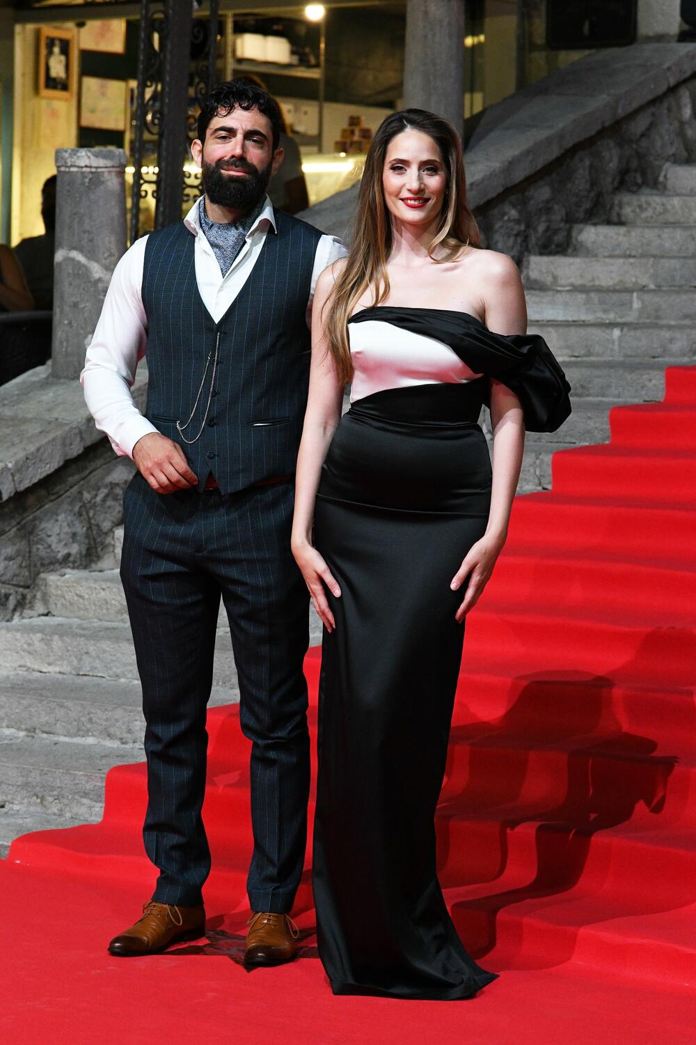 <p>Brojne filmske stvaraoce i ljubitelje sedme umjetnosti iz Crne Gore, regiona i šire, uoči otvaranja Filmskog festivala Herceg Novi - Montenegro Film Festivala, dočekalo je drugo izdanje crvenog tepiha, a prisutne je pozdravila Novljanka Dragana Dabović ističući da Herceg Novi nanovo potvrđuje svoj status filmskog grada</p>